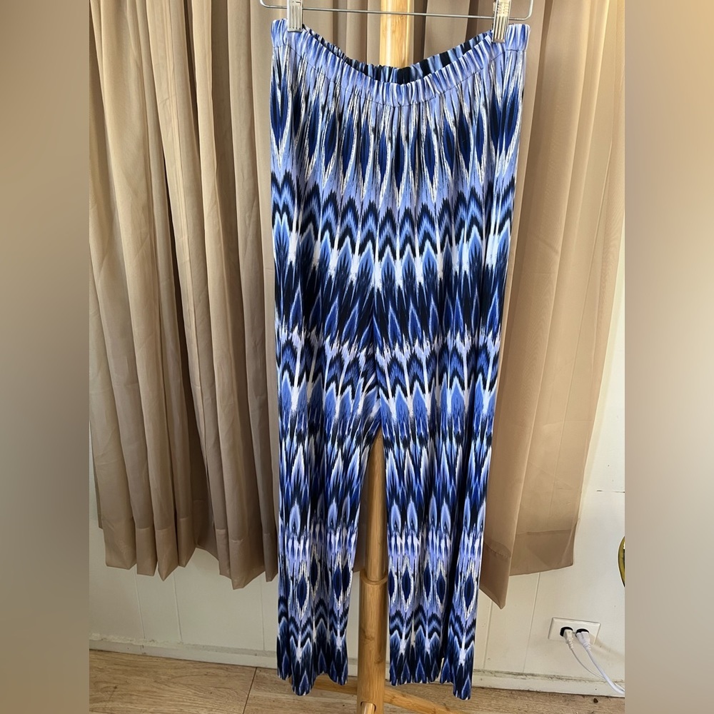 Chico's size 3 16/18 pull on pants. Waist unstretched 28" length 31" approx. $25